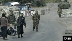 С 18 сентября пересекающему границу человеку можно будет иметь при себе ручную кладь весом до 50 килограммов, общей стоимостью не более 65 тысяч рублей, то есть ограничения такие же, как и на любой госгранице