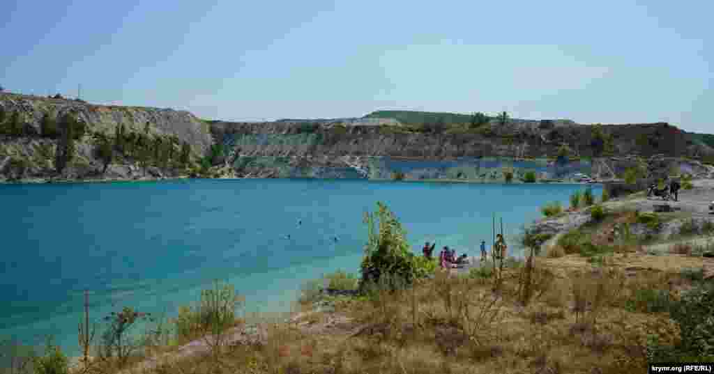 Длина озера прямоугольной формы &ndash; около 400 метров, ширина &ndash; 200, глубина достигает 16 метров