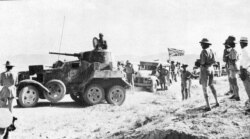 Британская колонна в Иране, сопровождаемая советскими бронеавтомобилями БА-10. Сентябрь 1941 года