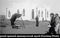 Вонаго фотографирует на озере Шира в 1908 году