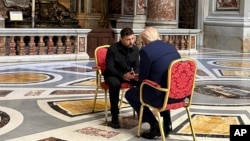 Fotografia istorică de la întâlnirea Zelenski-Trump în Bazilica Sfântului Petru de la Vatican, pe 26 aprilie 2025, a făcut înconjurul lumii.