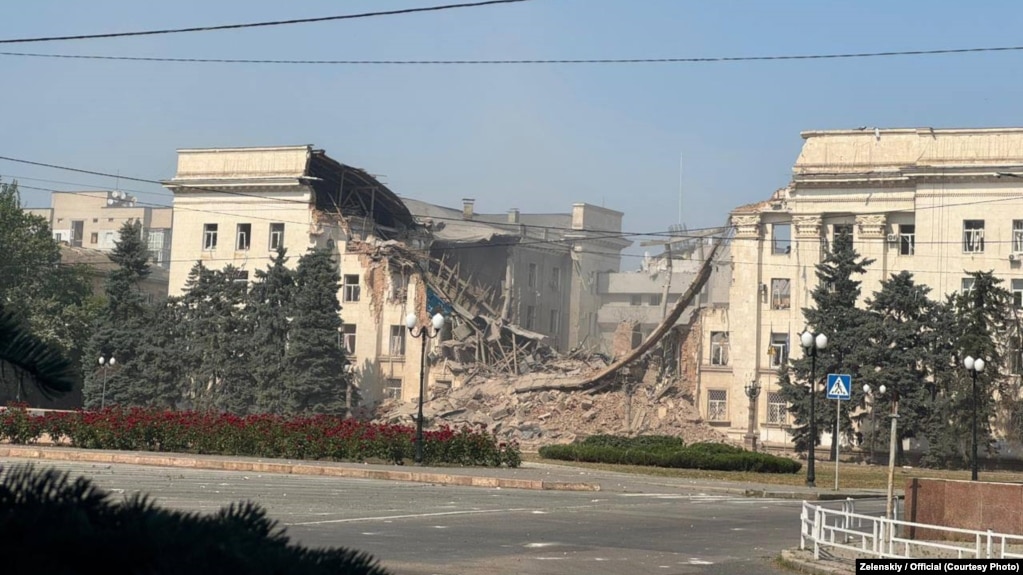 Будівля Херсонської ОДА після російських авіаударів, червень 2025 року