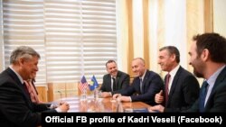 Ambasadori amerikan, Philip Kosnett është takuar sot me kryeparlamentarin, Kadri Veseli dhe kryeministrin, Ramush Haradinaj.