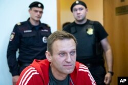 Alexei Navalnîi, opozantul rus, înainte de a apărea în fața judecătorilor într-un tribunal de la Moscova, 22 august 2019. În perioada respectivă, era arestat frecvent pentru tulburarea liniștii publice, citește participarea la proteste.