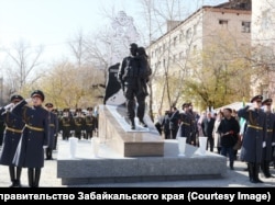 Пам’ятник у Читі, на Далекому Сході Росії, із зображенням російського військового-учасника вторгнення, який несе дівчинку. Позаду сучасного солдата є тіньове зображення радянського солдата, який так само тримає дівчинку