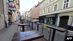 Neki ljudi su počeli takozvanu samoobnovu, budući da su imali neka sredstva od pričuve u svojim zgradama, ili su zatražili povoljne kredite i započeli obnovu, pojašnjava Damir Vanđeli.(Foto: Zagreb, studeni 2020.)
