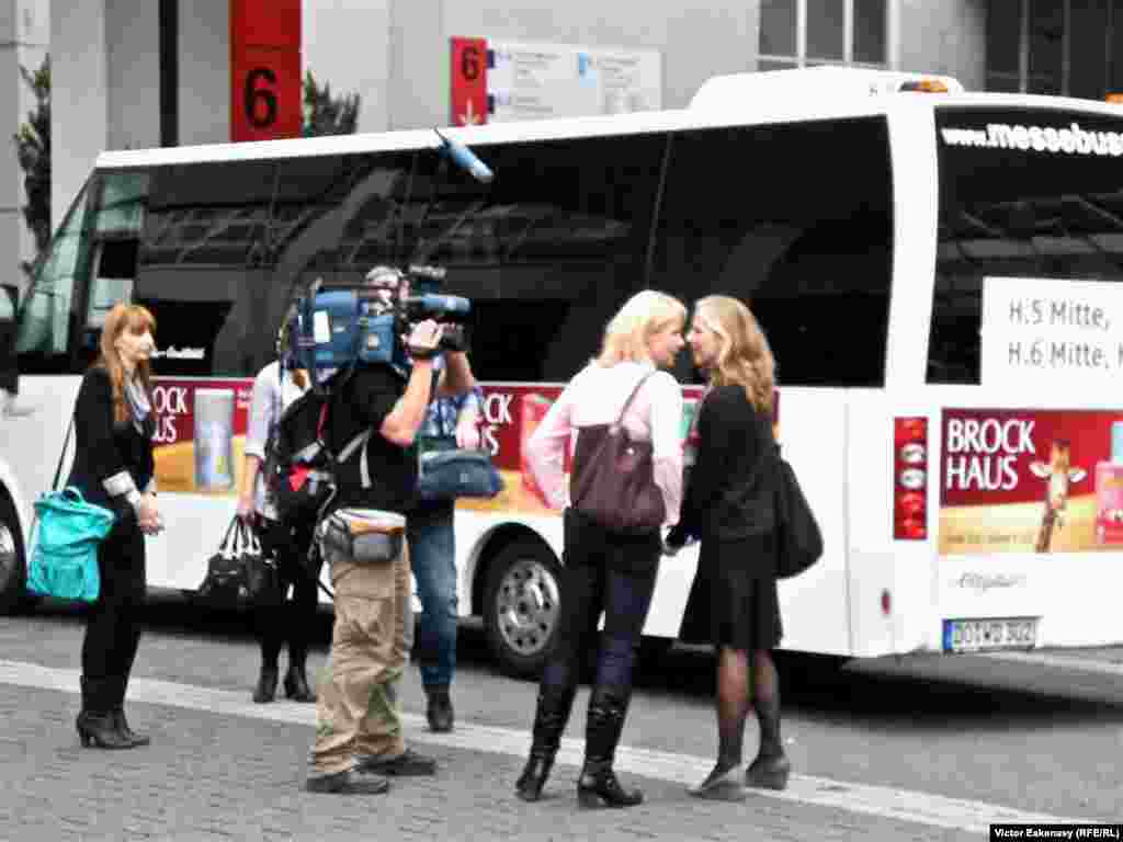 Cu camera de filmat la v&icirc;nătoare de... scriitori.