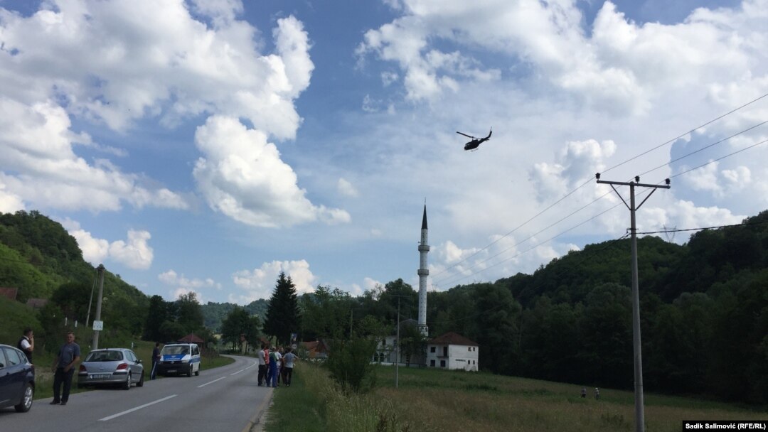 Mjesto navodnog pada helikoptera u popodnevnim satima nadlijetao je i helikopter Oružanih snaga Bosne i Hercegovine.