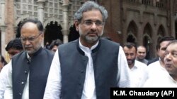 شاهد خاقان عباسي د لاهور هايي کورټ څخه بهر روان دی