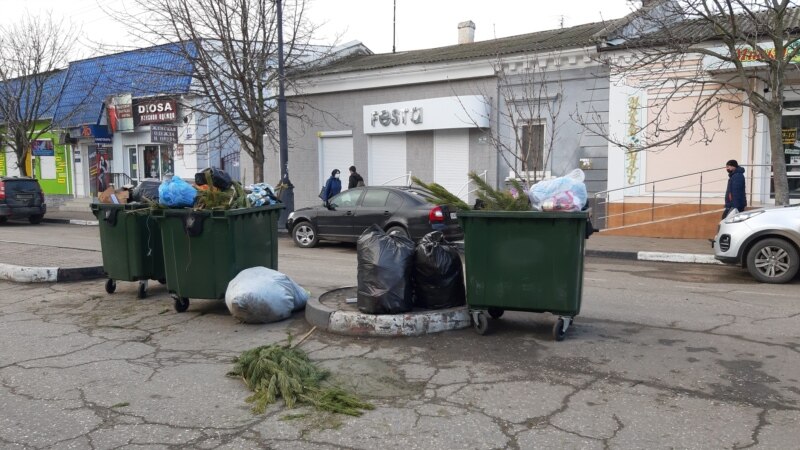 В Керчи после Нового года не вывозят мусор из контейнеров (+фото)