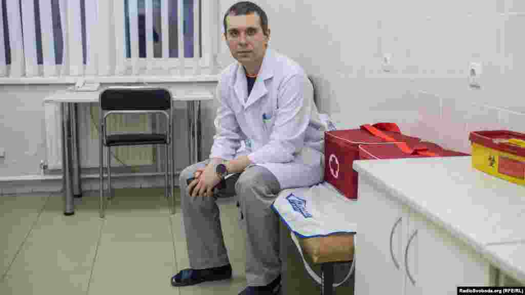 Євген Горенко в кімнаті вакцинації, поруч біля нього спеціальний термобокс для транспортування вакцини