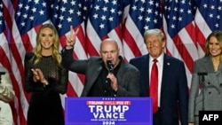 Dana White (centru) la un miting de campanie al lui Trump, în noiembrie 2024.