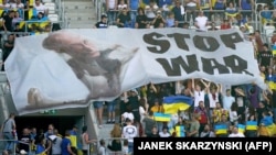 Լեհ և ուկրաինացի ֆուտբոլասերները Հայաստան-Ուկրաինա խաղի օրը պարզել են «Դադարեցրեք պատերազմը» գրությամբ պաստառը, Լոձ, 11 հունիսի, 2022թ. 