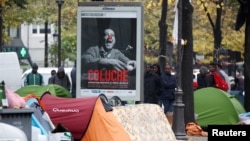 Мигранты из Кале разбили новые палаточные лагеря на улицах Парижа, 28 октября 2016 года. 