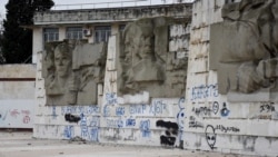 Барельефы на одной из двух смотровых площадок, выполненные в духе позднего социалистического реализма, сегодня испещрены надписями вандалов