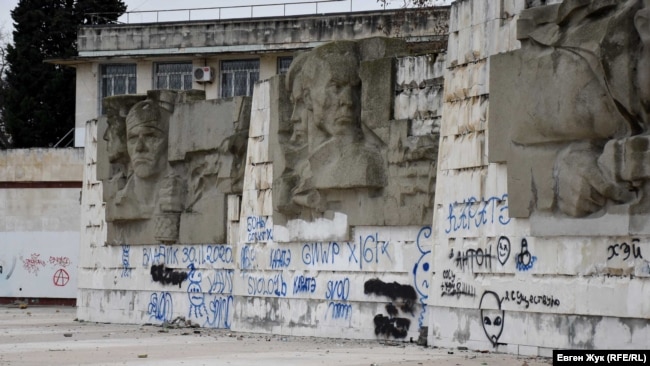 Барельефы на одной из двух смотровых площадок, выполненные в духе позднего социалистического реализма, сегодня испещрены надписями вандалов