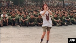 Студент призывает военнослужащих разойтись – за несколько часов до кровавого разгона демонстраций. Пекин, 3 июня 1989 года.