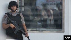 Сотрудник специального отряда полиции в Джакарте. Иллюстративное фото.