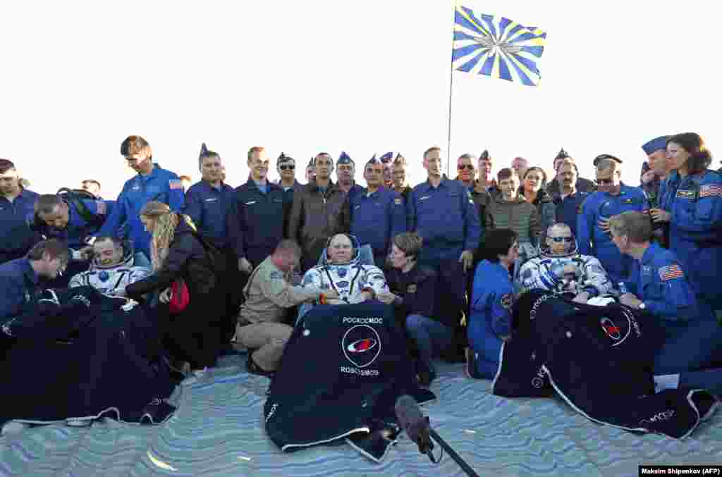 Космонаутите Ричард Арнолд и Ендрју Фјустел од НАСА, лево и десно, и космонаутот Олег Артемјев од Роскосмос, во средина, одмораат кусо по слетувањето во оддалечена област во околината на градот Џезказан во Казахстан. Двајцата американски и рускиот космонаут денеска се вратија на Земјата по завршувањето на шестмесечната мисија во Меѓународната вселенска станица. &nbsp;