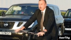 Prezident İlham Əliyev, İsmayıllı velosiped zavodunun ilk istehsalını sınaqdan çıxarır, 10 avqust 2016