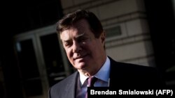 Бывший глава предвыборного штаба президента США Дональда Трампа Пол Манафорт на выходе из здания суда в Вашингтоне. 11 декабря 2017 года.