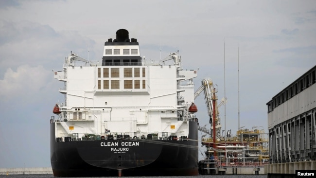 Një cisternë LNG bën një dorëzim në një terminal në Swinoujscie, Poloni, në një fotografi arkivore nga viti 2017.