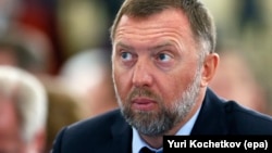 Материнська компанія заводу Aughinish Alumina – російський алюмінієвий гігант Rusal – контролюється олігархом Олегом Дерипаскою (на фото), якого вважають наближеним до президента РФ Володимира Путіна