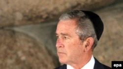 بوش با عرقچین ویژه یهودیان در موزه هولوکاست
