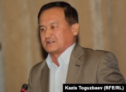 Главный редактор газеты «Жас казах Уни» Казыбек Иса выступает на съезде партии "Ак жол".