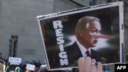 Demonstranti traže ostavku Džefa Sešnsa ispred Ministarstva pravde u Vašingtonu