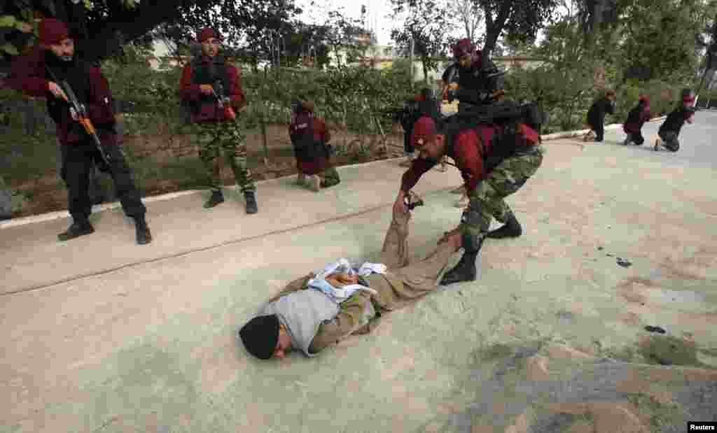On January 28, special combat police conducted an exercise at Peshawar's Elizabeth High School on how to repel a militant attack and detain a fighter.