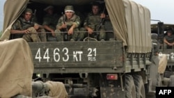 Колонна российских военных, возвращающихся из Грузии. Рухи, 22 августа 2008 года. 