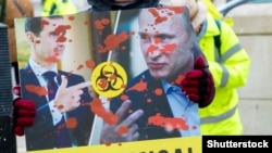 Фрагмент антивоенного плаката с Башаром Асадом и Владимиром Путиным на митинге в Лондоне. 17 марта 2018 года