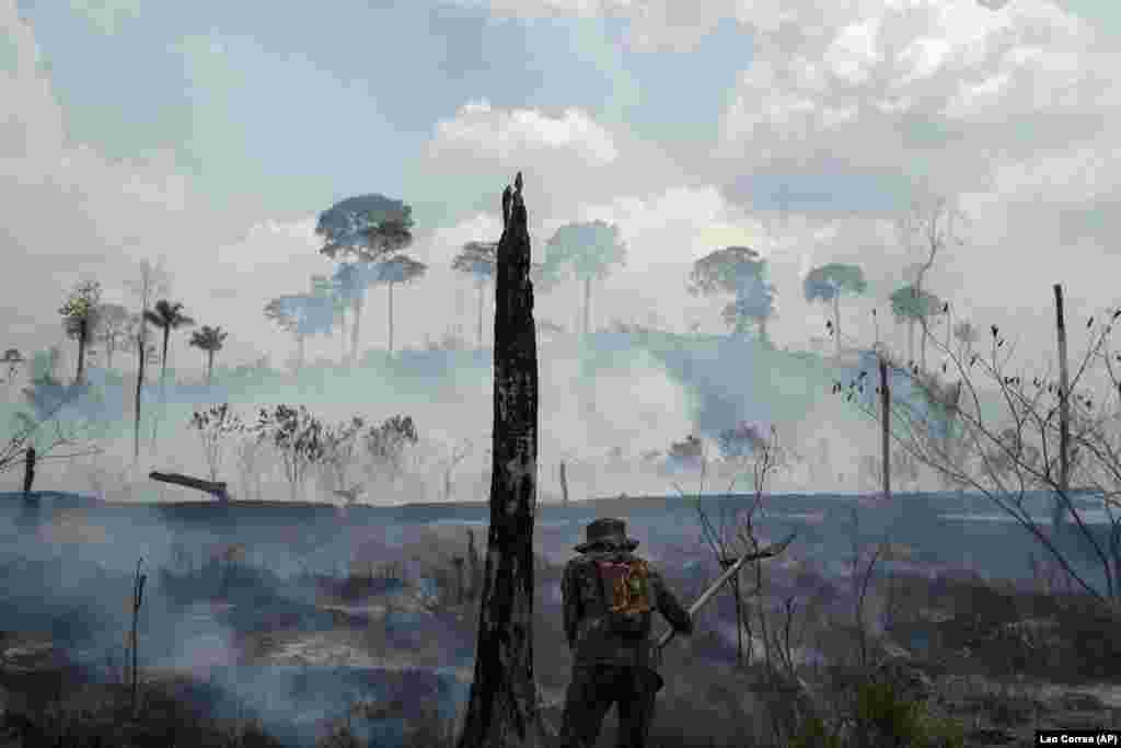 A soldier puts out fires in Brazil&#39;s the Nova Fronteira region. (AP/Leo Correa)