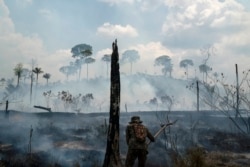 Бразильский солдат тушит пожары в районе Нова Фронтейра, Бразилия, 3 сентября 2019 года