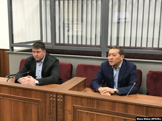 Бывший премьер-министр Казахстана Серик Ахметов (справа) и его адвокат Николай Лесник. Караганда 18 декабря 2019 года