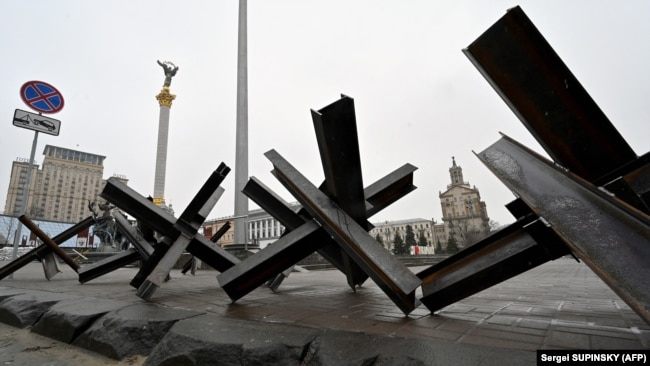 Протитанкові їжаки на Майдані Незалежності в Києві, 2 березня 2022 року