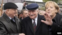 Ангела Меркель, Лех Валенса (в центре) и Михаил Горбачев на торжествах в честь 20-летия падения Берлинской стены 