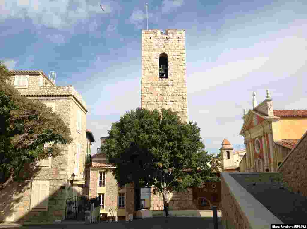 Place Mariejol, где находится музей.  Справа – кафедральный собор Антиба.