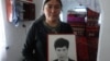 Гульсайра Аширова с портретом погибшего мужа. Здесь и далее – фото автора