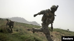 Американский военный и его собака в Афганистане. Иллюстративное фото