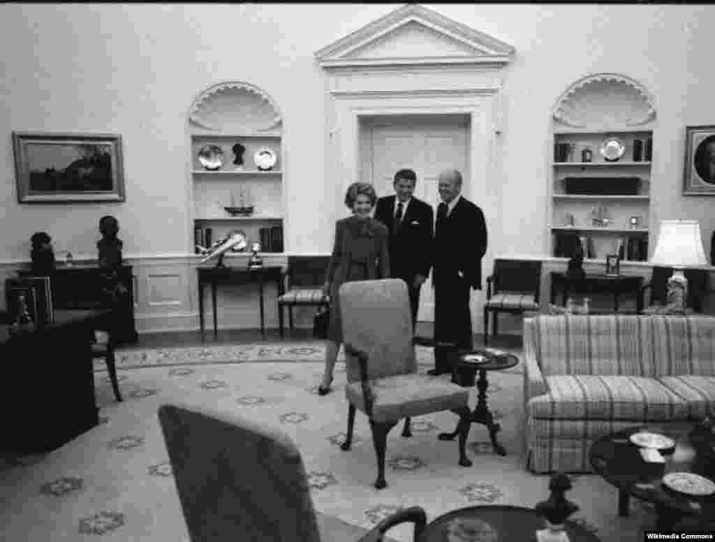 Sabiq prezident Gerald R. Ford öz muzeyində Ağ Evdəki ofisinin yaratmışdı. Prezident Reyqan onun qonağıdır.&nbsp;