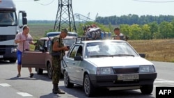 Черга до контрольного пункту «Мар’їнка», архівне фото