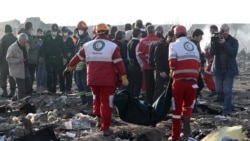 Spasioci skupljaju tela 176 putnika i članova posade iz oborenog ukrajinskog aviona, 8. januar 2020.