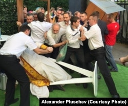 Православные активисты врываются на концерт в честь юбилея радиостанции "Серебряный Дождь"