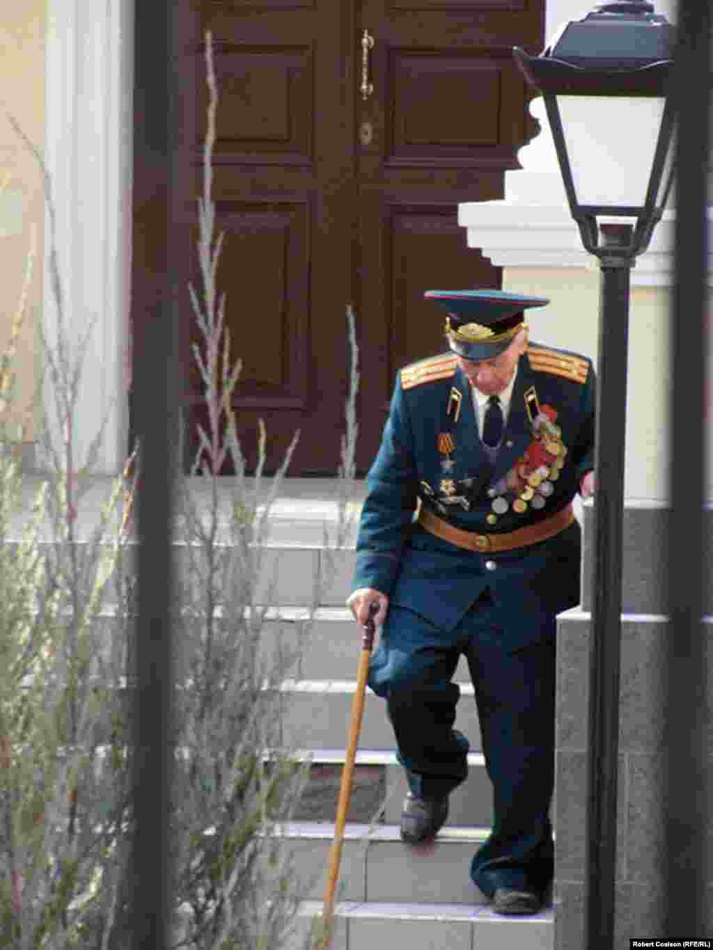 An World War II veteran leaves the Russia Cooperation Organization in Simferopol.