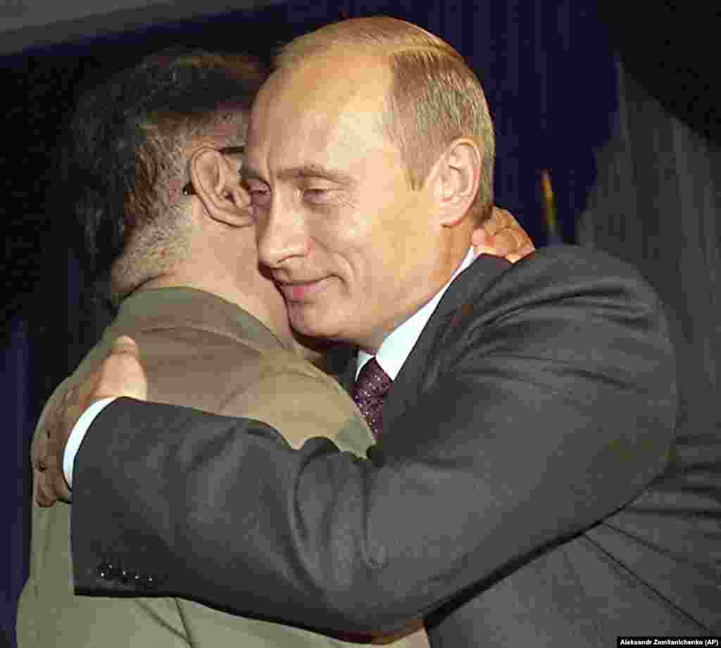 РУСИЈА - Официјалната свернокорејска новиснка агенција потврди дека рускиот пртеседател Владимир Путин го поканил Ким Џонг Ун иако не соопшти детали за датумот и местото на средбата меѓу двајцата лидери.