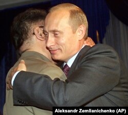 Președintele rus Vladimir Putin și fostul lider nord-corean Kim Jong Il, la întâlnirea de la Vladivostok, din 23 august 2002