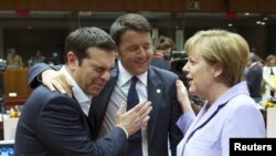 Премьер-министр Греции Алексис Ципрас (слева), премьер-министр Италии Маттео Ренци и канцлер Германии Ангела Меркель. Брюссель, 25 июня 2015 года.