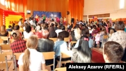 Мектептегі жиында тұрған оқушылар. Алматы, қыркүйек, 2014 жыл. (Көрнекі сурет)